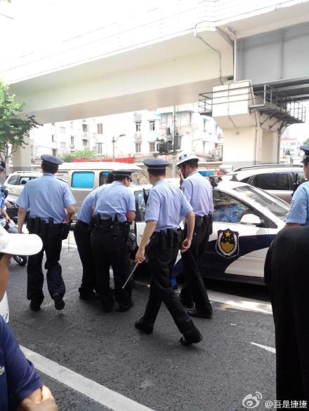 上海男子持刀欲拦截行人，民警开枪击中其腿部将其制服。