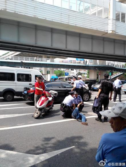 上海男子持刀欲拦截行人，民警开枪击中其腿部将其制服。