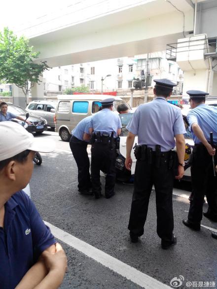 上海男子持刀欲拦截行人，民警开枪击中其腿部将其制服。