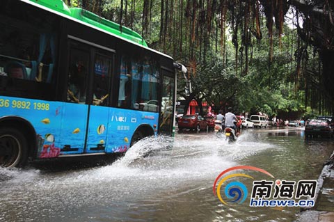 ?？?日暴雨来袭 义龙路段积水严重没过膝盖