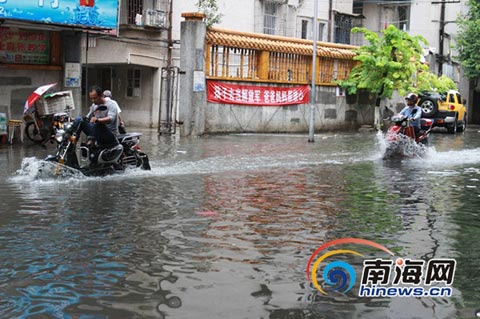 ?？?日暴雨来袭 义龙路段积水严重没过膝盖