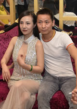 干露露最新照 山西某夜店干露露收费合影昔日小演员如此落魄