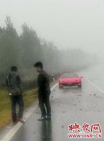 玛莎拉蒂追尾面包车