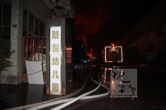 柯桥火灾，12月21日晚绍兴柯桥阳嘉龙村纱纺仓库火灾现场图片