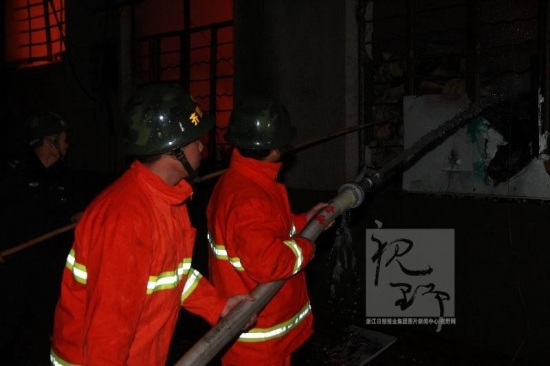柯桥火灾，12月21日晚绍兴柯桥阳嘉龙村纱纺仓库火灾现场图片