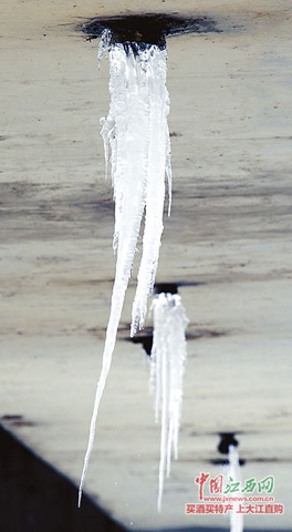 江西南昌大雪带来低温天气，排水管出现冰凌。
