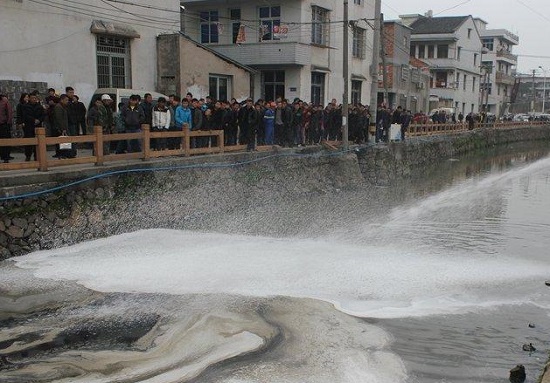 温州瓯海一河道河面着火 烧焦路边车辆