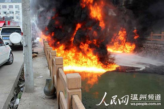 温州瓯海郭溪梅屿河河面起火