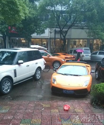 温州再现土豪婚车队 擎天柱当头劳斯莱斯兰博基尼在后