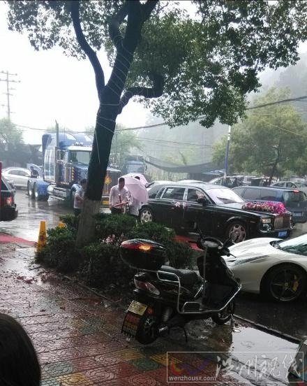 温州再现土豪婚车队 擎天柱当头劳斯莱斯兰博基尼在后