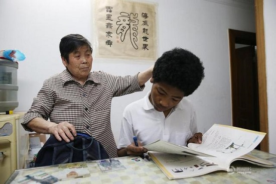 上海老太收养黑人弃婴 14年后终于上了户口