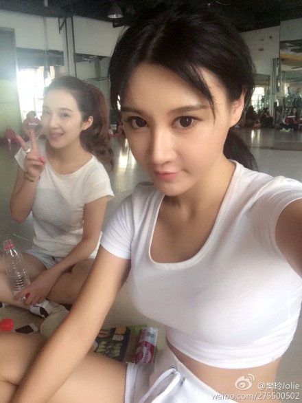 北师?；ǚ崞厮秸?中国足球宝贝樊玲照片