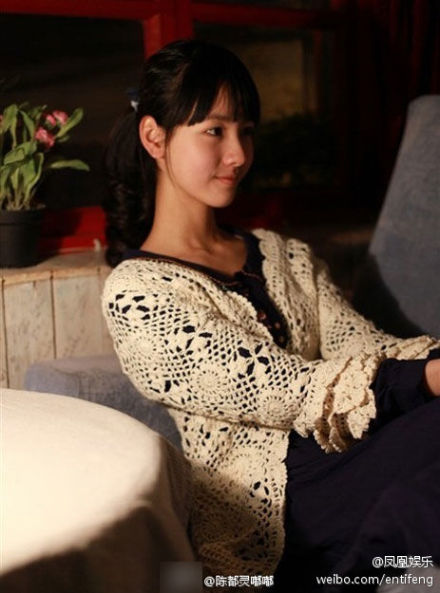 南航?；ǔ露剂檎掌? /><br />
南航?；ǔ露剂檎掌?/p>
<p>　　最近，南航?；ǔ露剂榛鹆?，因为她要担任苏有朋执导电影《左耳》的女主角小耳朵?？醋拍虾叫；ǔ露剂檎掌娴氖呛芮宕靠砂?，可以秒杀奶茶妹妹了。</p>
<p>　　<strong>南航校花陈都灵个人资料</strong></p>
<p>　　陈都灵是个厦门姑娘，1993年10月18日出生，现就读于南京航空航天大学机电学院，同时也是南航?；āＧ宕科柿ρ骨寤笱У哪滩杳妹谜略筇?。现被苏有朋选为《左耳》女主角。</p>
<p>　　陈都灵平时为人低调，不是艺人，不是模特，只是个大学生。小学和初中在厦门音乐学院读书，高中在厦门一中，大学到了南航。平时会兼职当淘宝模特。她的同学说，平时在学校都没见过她化妆，虽然为人低调，但是很有想法，在开会时都会提出自己的见解?！　”疚摹啊崩丛矗篽ttp://www.gsqgpa.cn/yule/redian/55900.html，转载必须保留网址。
<p class=