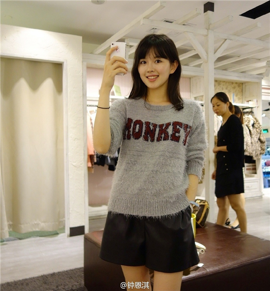 美女?；ㄖ佣麂可钫? /><br />
美女校花钟恩淇生活照</p>
<p>　　近日，南昌大学的一名女生钟恩淇意外走红网络，并被网友誉为甜美的精灵。不少看过南昌大学?；ㄖ佣麂空掌剂粞员硎荆此恼掌乇鹗娣匀?。</p>
<p>　　其实，美女?；ㄖ佣麂坎⒉皇悄喜耍铀奈⒉ˊ钟恩淇）看，她其实是上海人，她的个性标签显示她现在的工作是模特和时尚博主。</p>
<p>　　虽然网上都说是南昌大学?；ㄖ佣麂?，而实际上呢她已经毕业了，要想在南昌那边看到她本人的几率是不大的。
<p class=