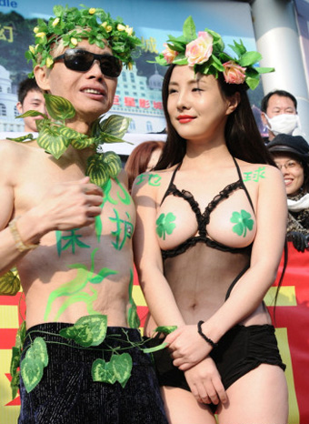 干露露邓建国扮亚当和夏娃宣传环保，两人否认订婚。