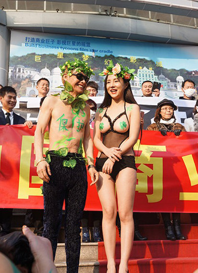 干露露邓建国扮亚当和夏娃宣传环保，两人否认订婚。