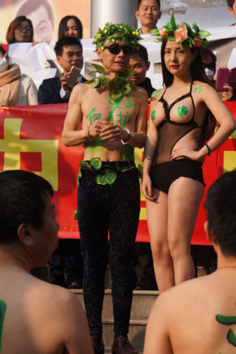 干露露邓建国扮亚当和夏娃宣传环保，两人否认订婚。