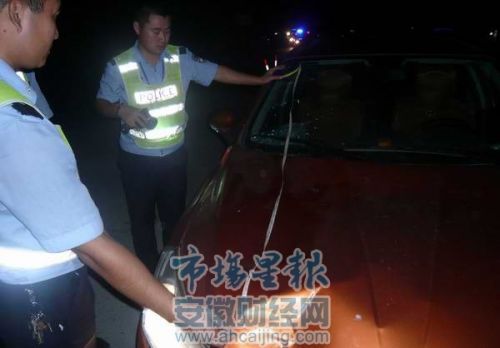 夫妻同一地点身亡（车祸现?。? /><br />
夫妻同一地点身亡（车祸现?。?/p>
<p>　　安徽芜湖一对夫妻同一地点身亡，而且时间正好是一年，都是因为车祸死亡，夫妻同一地点身亡让人觉得有点诡异。</p>
<p>　　2013年10月2日，芜湖市二坝镇杨某的丈夫骑着一辆电瓶车站在路边和村民聊天，结果被一辆小货车撞了，当场死亡。一年之后，2014年10月2日，杨某在丈夫遭遇车祸的地点时，被一辆小轿车撞倒，随后被送去医院抢救，因伤势过重身亡了。</p>
<p>　　民警介绍，10月2日晚，杨某的侄儿在驾车时突发心脏病猝死了，她在邻村和自家亲戚商量丧失事宜后走路回家。没想到被一辆轿车撞倒了，因为伤势过重，医生也没能救回她的生命。后来民警了解到，杨某的丈夫在一年前，在同一地点也被车撞死了，夫妻同一地点身亡让人唏嘘不已。</p>　　本文“”来源：http://www.gsqgpa.cn/news/shehui/56536.html，转载必须保留网址。
<p class=