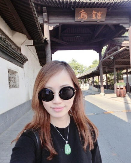 王宝强?；ɡ掀派拐? /><br />
王宝强?；ɡ掀派拐?/p>
<p>　　20日，王宝强?；ɡ掀派拐章砣卦谖⒉┥钩鲆蛔檎掌?，并嘟嘴卖萌，引来网友羡慕。马蓉给王宝强生了一儿一女了，身材还是这么好。</p>
<p>　　王宝强?；ɡ掀盼⒉┥拐?，来到老公王宝强参加《跑男》的外景地乌镇，景色美就忍不住自拍了。照片中的马蓉皮肤白皙，就像个18岁的少女，完全不像生了两个孩子的妈。不过照片肯定是经过处理的。有没有觉得王宝强和宋小宝都好幸福，人长的不好看，老婆都很小家碧玉?！　”疚摹啊崩丛矗篽ttp://www.gsqgpa.cn/yule/mingxing/neidi/56751.html，转载必须保留网址。
<p class=