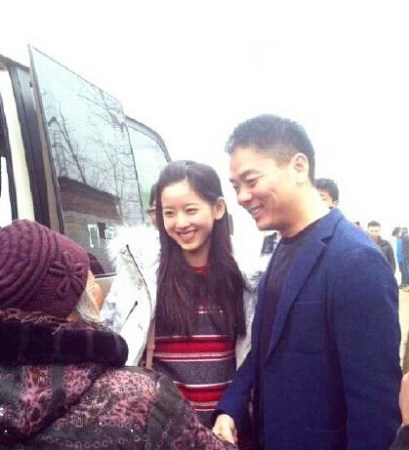 刘强东发钱，刘强东带老婆奶茶妹妹回老家发钱。