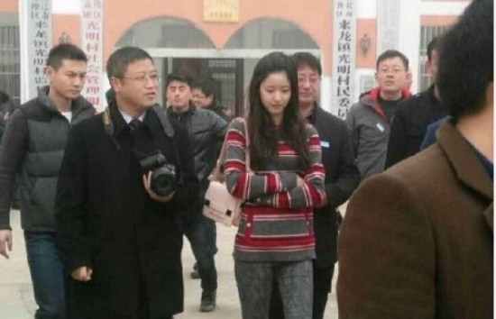 刘强东发钱，刘强东带老婆奶茶妹妹回老家发钱。