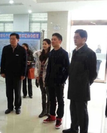 刘强东发钱，刘强东带老婆奶茶妹妹回老家发钱。