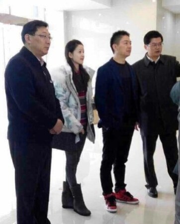 刘强东发钱，刘强东带老婆奶茶妹妹回老家发钱。