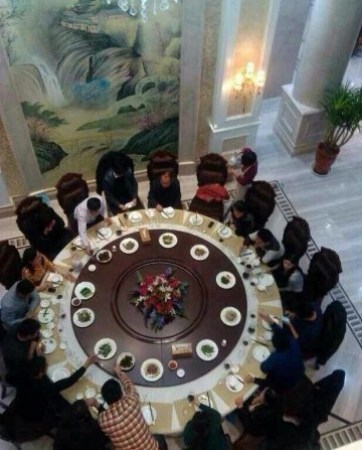 刘强东发钱，刘强东带老婆奶茶妹妹回老家发钱。
