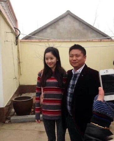刘强东发钱，刘强东带老婆奶茶妹妹回老家发钱。