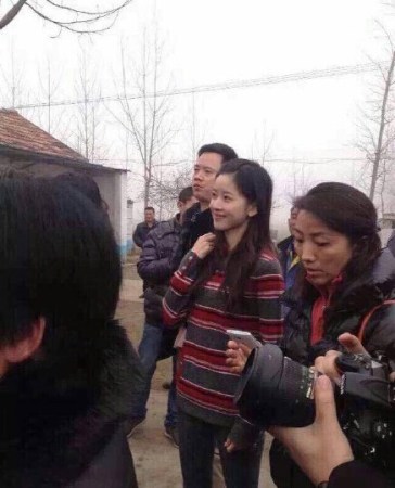 刘强东发钱，刘强东带老婆奶茶妹妹回老家发钱。