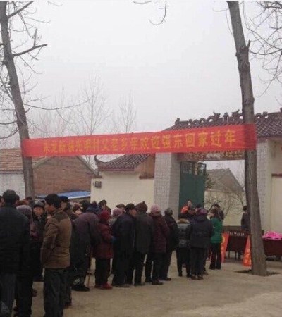 刘强东发钱，刘强东带老婆奶茶妹妹回老家发钱。