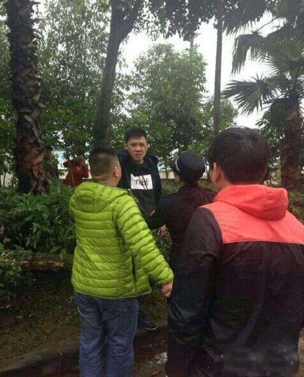 佛山法拉利撞树，树倒车断车主没事