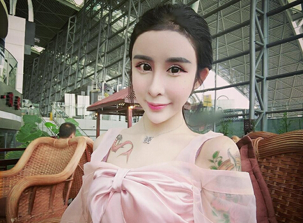 15岁少女为情整容成蛇精