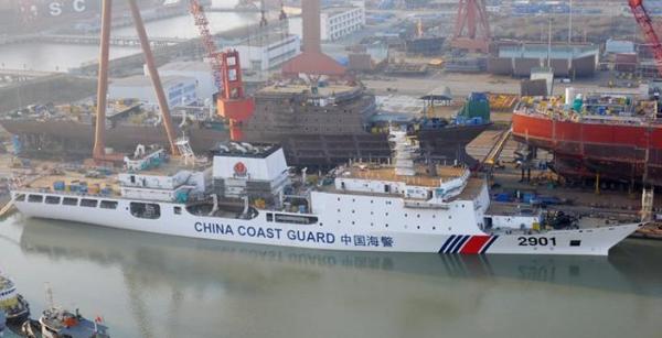 原文配图：该基地拥有6个1万吨级泊位，那么万吨海警船就有“家”了——图为万吨海警船与其船台上的姊妹舰.