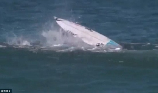 世界冲浪冠军赛选手遭鲨鱼袭击勇敢逃生
