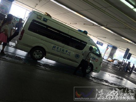 受伤乘客下飞机后第一时间被送医治疗