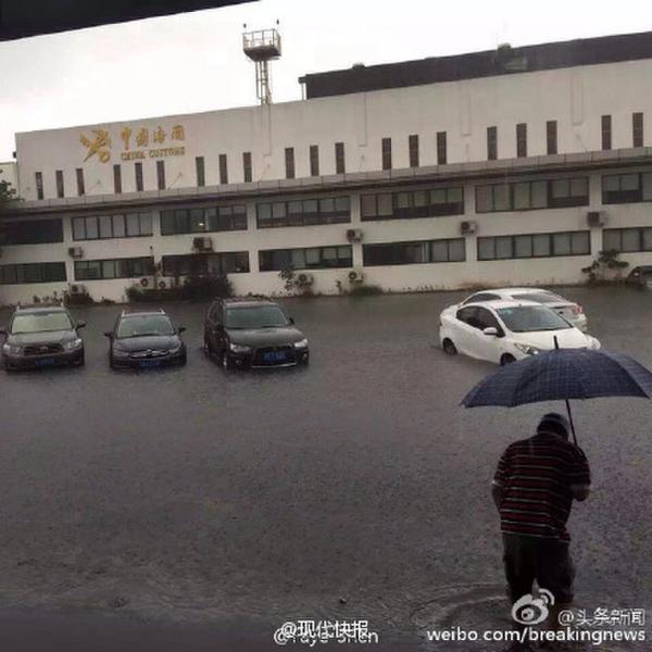 上海虹桥被淹 网友:上海变海上