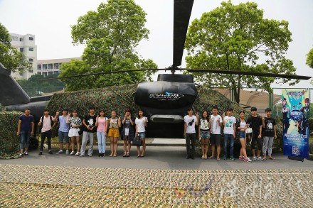 上海大学史上最?？Ю? /><br />
上海大学史上最?？Ю?/p>
<p>　　近日，上海大学开学礼备受关注，校方安排战斗直升机迎接新生被称为2015年最?？Ю?。</p>
<p>　　据悉，上海大学在开学之前就计划了很久，他们租来了多架阿帕奇直升机和一些打扮成美国士兵的老外。另外，他们还以此次开学礼举行了一个校园联赛。不少同学纷纷将拍照发朋友圈，引得很多朋友的怒赞。</p>
<p>　　在继上海大学最?？Ю裰螅灿衅渌难５耐б苍谖⒉┥掀厮茄Ｕ蕉坊恼掌?。</p>
<p style=