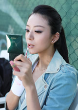 艾尚真写真花絮 艾尚真徐萌在拍摄写真之前自己在化妆