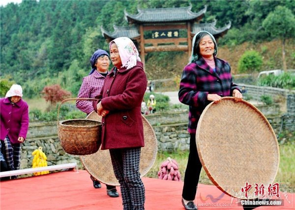 农村大妈走T台
