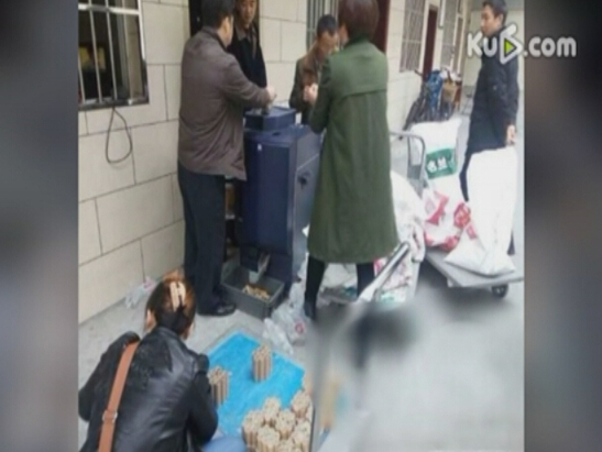 500斤母爱！单亲妈妈扛500斤硬币为女儿买房