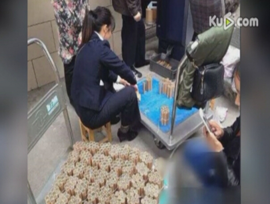 500斤母爱！单亲妈妈扛500斤硬币为女儿买房