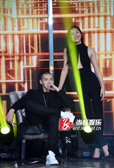刘雯与吴亦凡现场搭档。