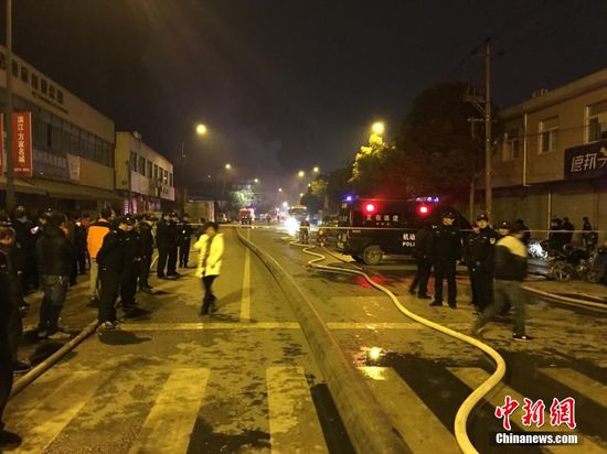 1月14日19时左右，浙江杭州市余杭区良渚街道通运路口一装有煤气瓶的货车起火，火势较大并伴有爆炸，引燃旁边的两幢厂房。PTU、消防、公安、交警和街道人员正在现场处置。目前火势已得到控制，现场无人员伤亡，过火面积大约2000平方米。