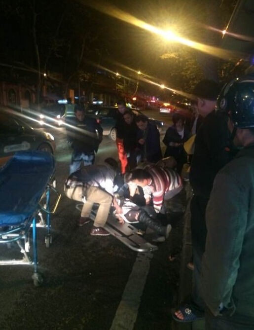 受伤女子被抬上救护车。图据网络