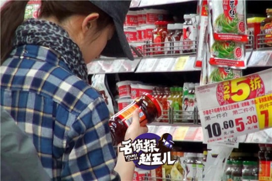 刘亦菲带助理逛街