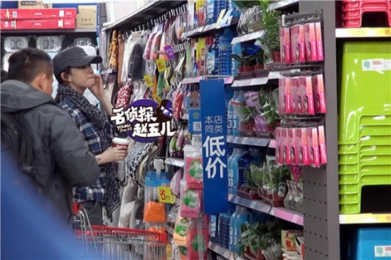 刘亦菲带助理逛街