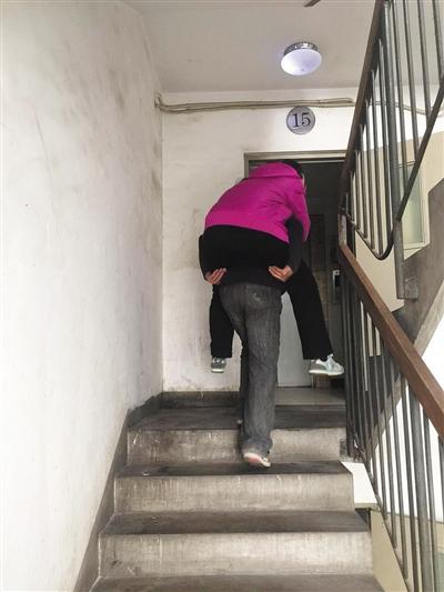 19层高楼电梯停运 有老人为上下楼雇人背