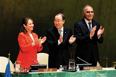 4月22日，联合国秘书长潘基文（中）与法国生态、可持续发展和能源部部长罗雅尔（左）及摩洛哥外长迈祖阿尔庆?！栋屠栊ā犯呒侗鹎┦鹨鞘奖漳?。