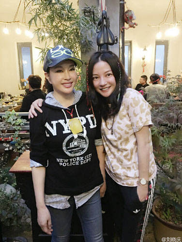 刘晓庆和赵薇合影